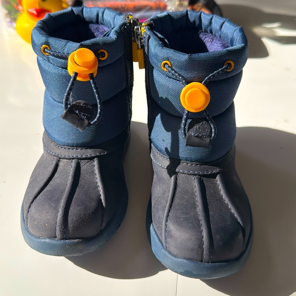 UGG snow shoes in almost perfect condition Only worn a few times for skiing.